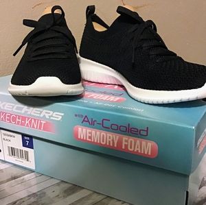 NWT Skechers memory foam skech-knit sneakers